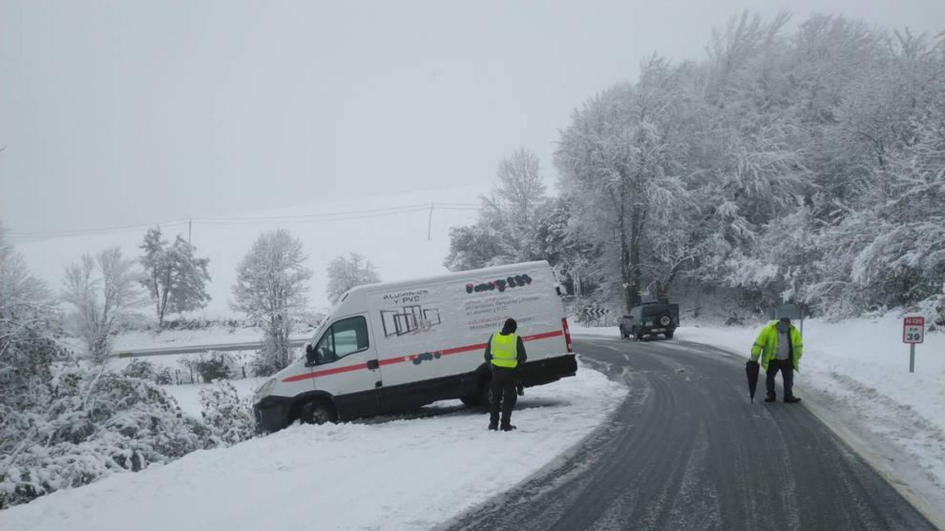 Una furgoneta sufre una salida de la vía en la N-135, en Erro