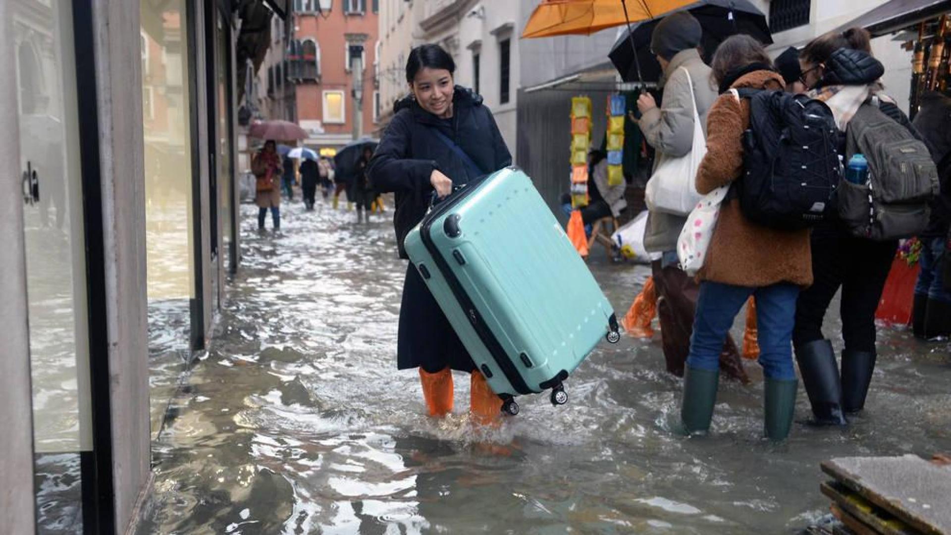 El "agua alta" no da tregua a Venecia y alcanza los 154 centímetros