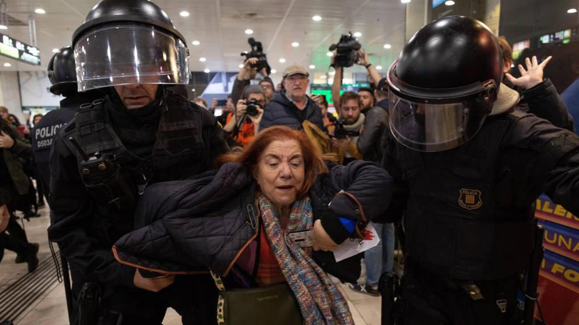 Los Mossos desalojan a un centenar de independentistas del vestíbulo de Sants