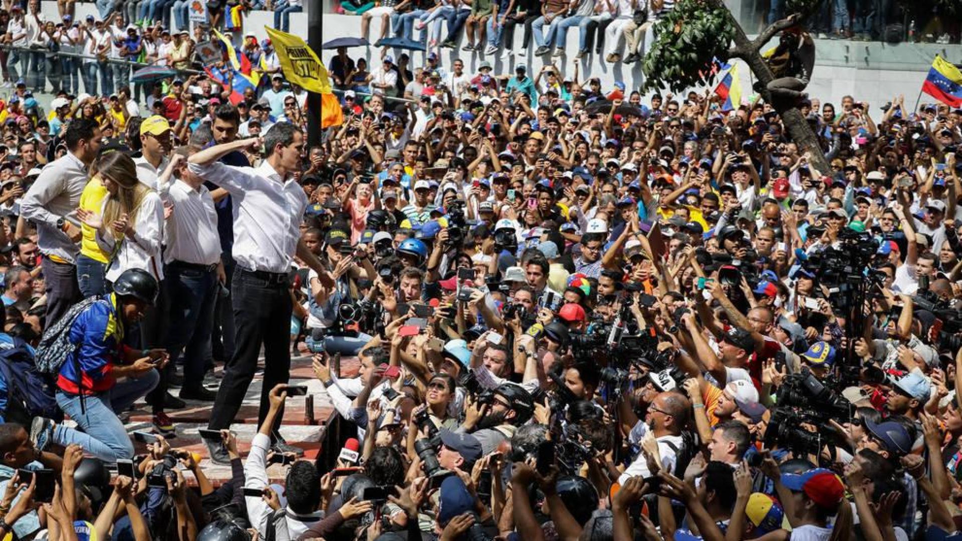 Guaidó llama a "insistir" hasta que los militares den la espalda a Maduro