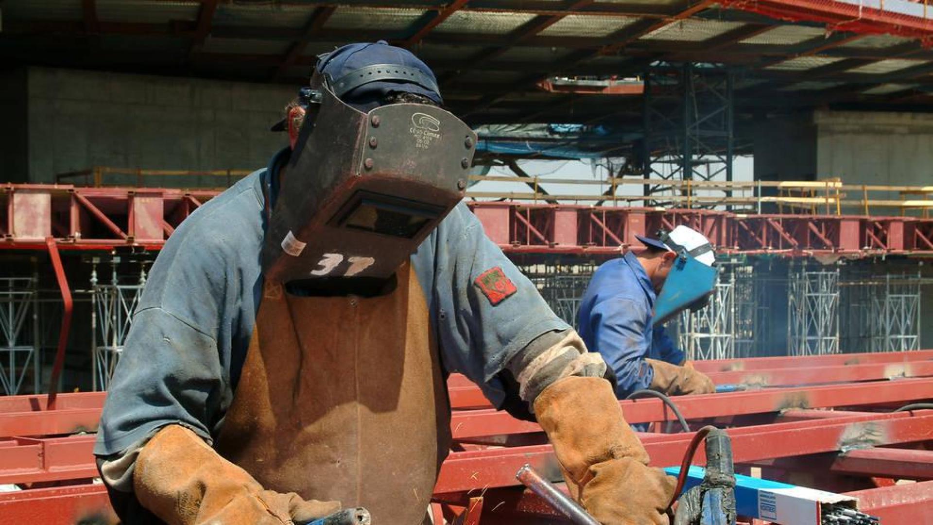 Mayores de 45 años y extranjeros firman siete de cada diez acuerdos