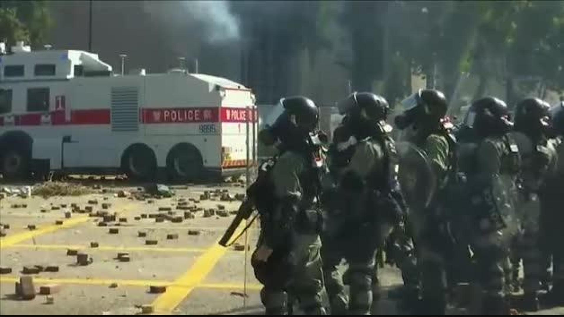 La Policía utiliza cañones de agua para dispersar nuevas protestas en Hong Kong