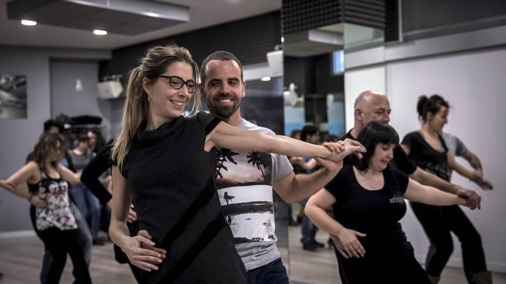 De reducto para la mediana edad a una actividad compartida por miles de personas de diferentes generaciones. Y no es una moda. Sus coreografías forman parte del ocio nocturno de Pamplona desde hace años
