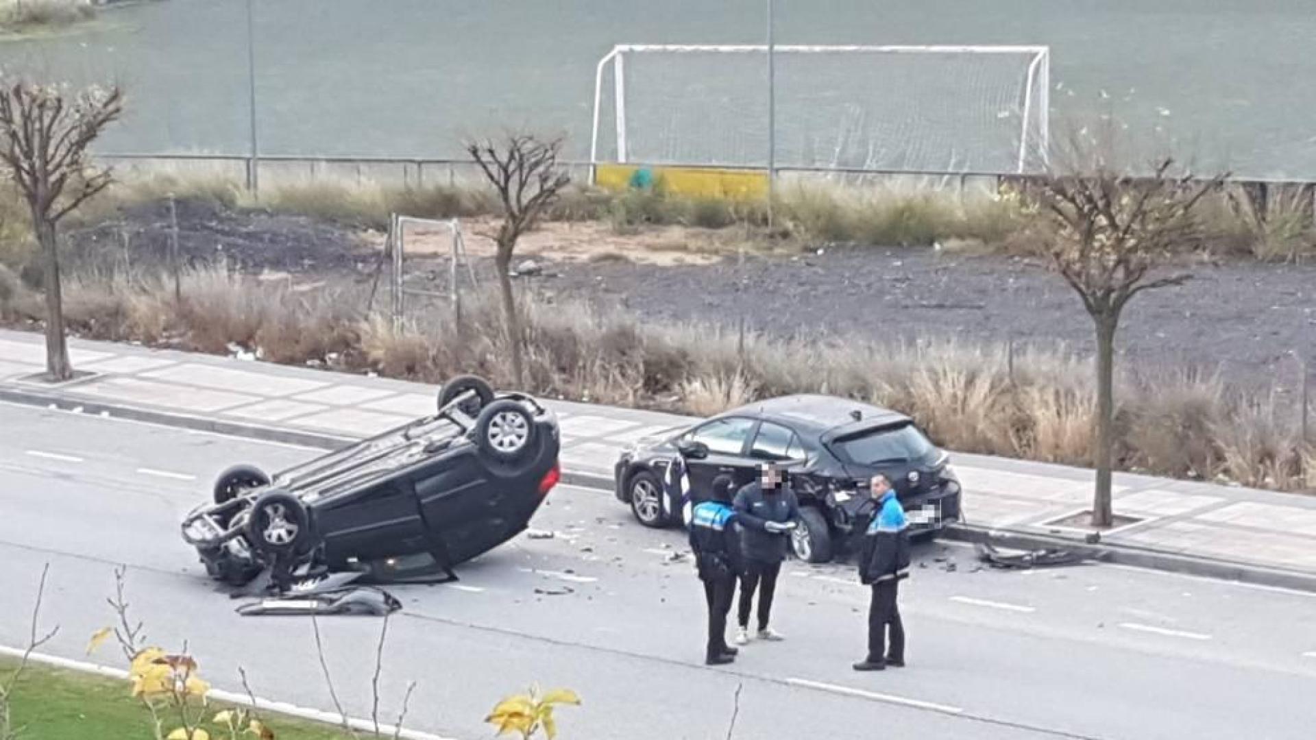 Vuelca tras chocar contra un coche en Tudela y da positivo en alcohol y drogas