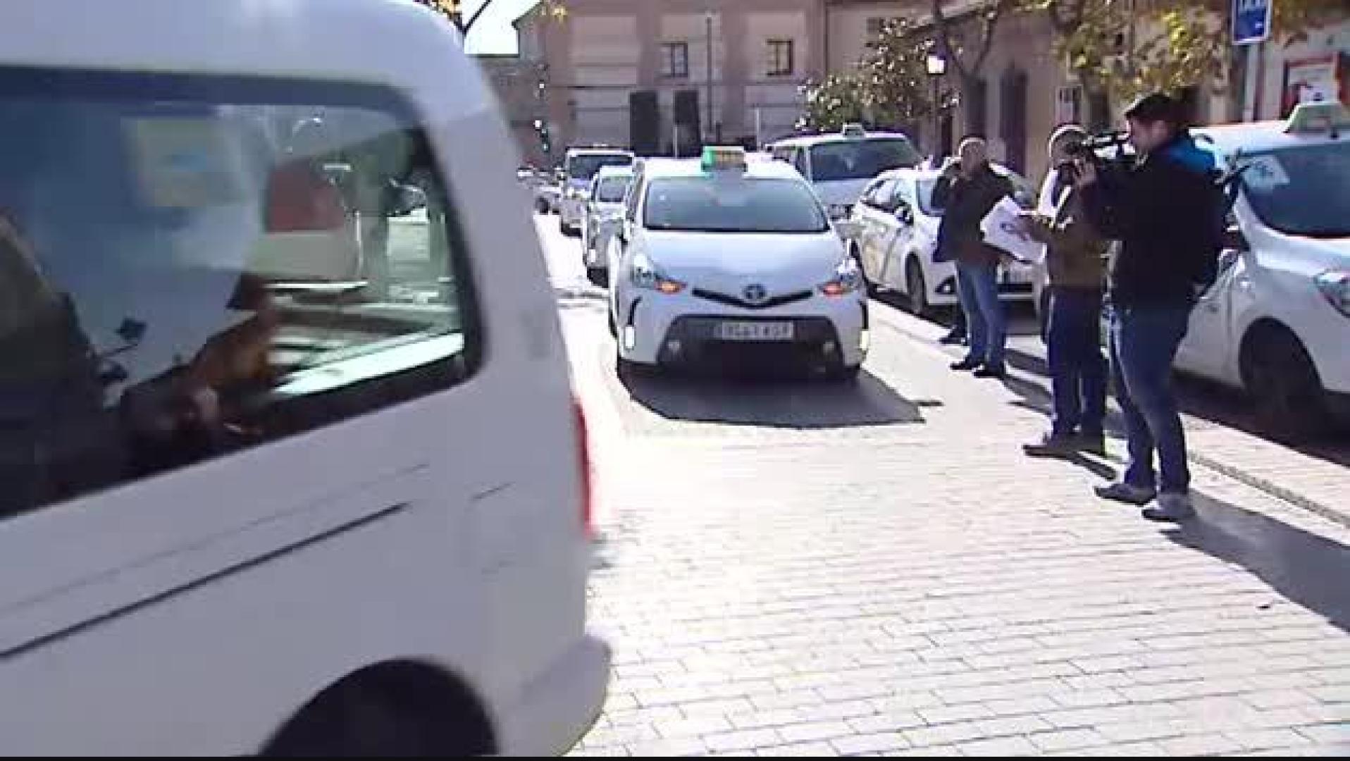 Los taxistas de Alcalá se concentran para condenar el asesinato de un compañero