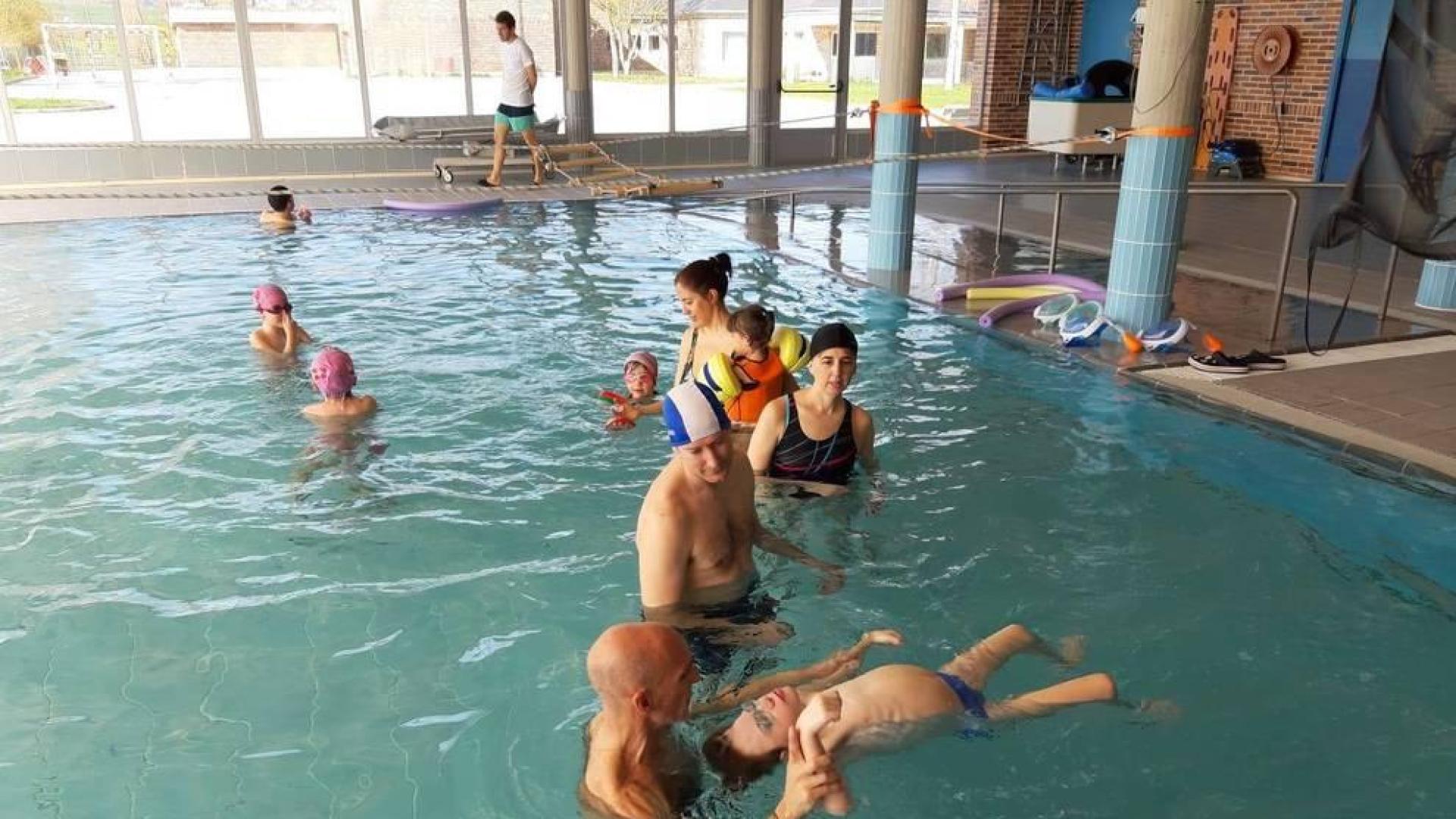 Relajación en familia en la piscina de Aspace