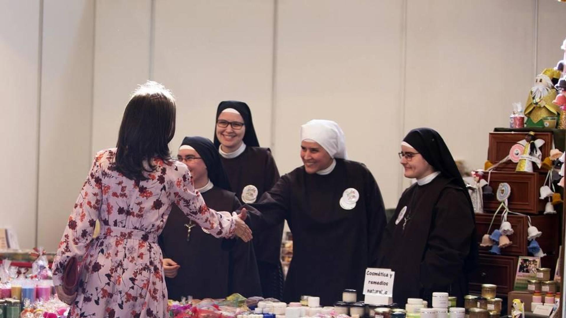Las reinas Letizia y Sofía han visitado el rastrillo benéfico que cada año organiza la ONG Nuevo Futuro, cuya presidenta de honor es la infanta Pilar de Borbón, hermana del rey Juan Carlos, donde han hecho varias compras y les han hecho varios regalos.