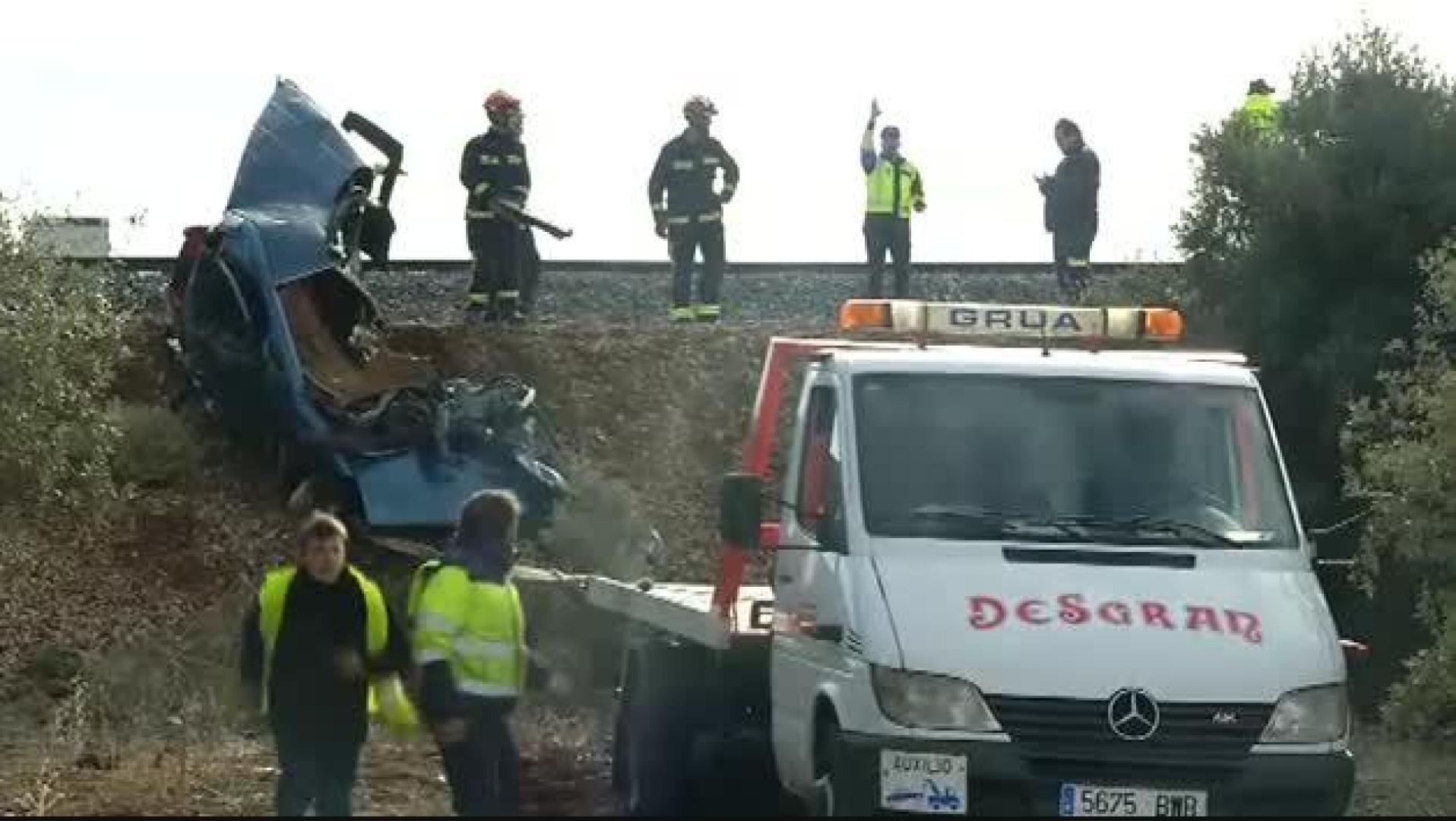 Dos personas fallecidas en una furgoneta tras ser arrolladas por un tren de mercancías