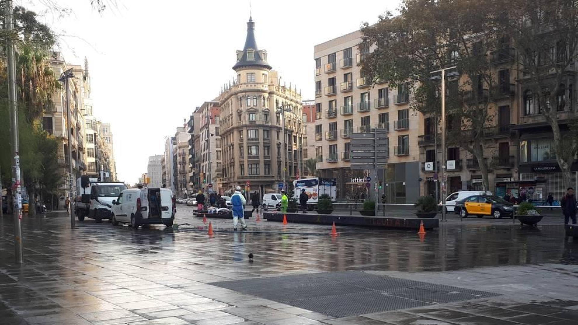 Desalojada la acampada de la plaza de la Universitat de Barcelona