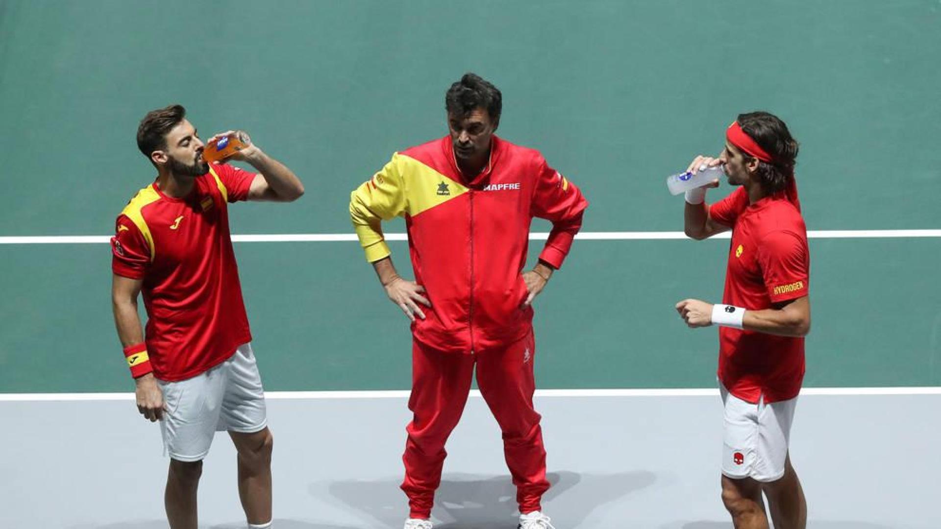 España remonta de madrugada un duro estreno contra Rusia en la Davis