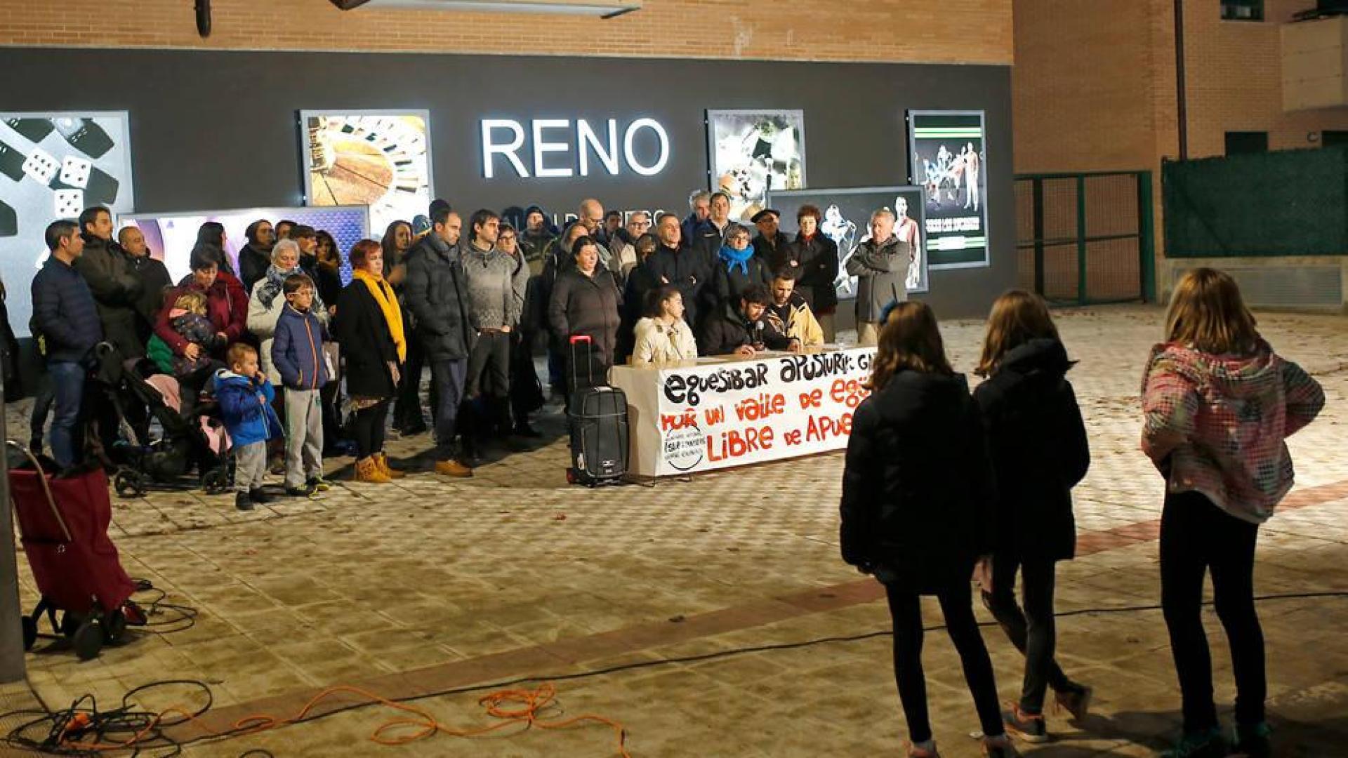 Un momento de la convocatoria del movimiento vecinal Stop Apuestas frente al local de juego en Sarriguren.