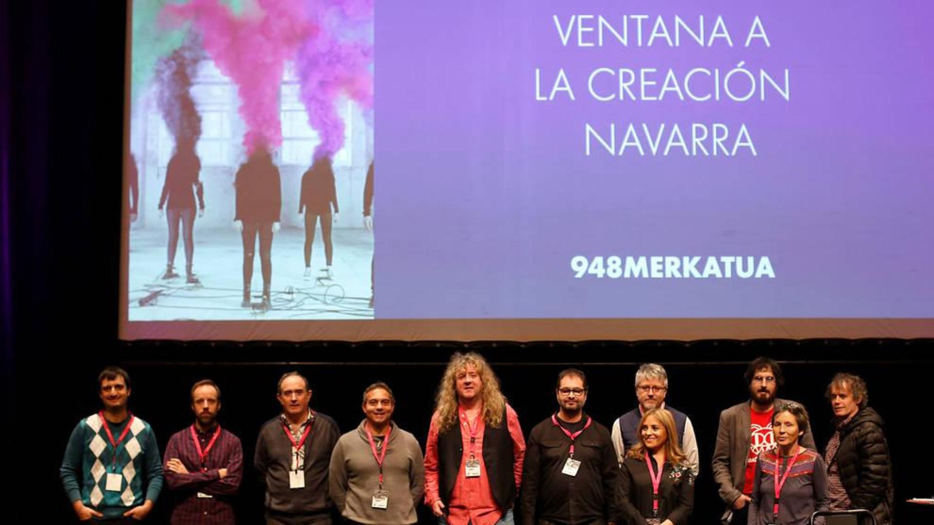 Los creadores y sus proyectos. De izquierda a derecha, los actores Angel García Moneo (¡Estas en Babia! de Producciones Maestras ) e Ion Iraizoz ('Catástrofe' de La Caja Flotante), Patxi Goñi Olóriz ('Héroes de Nadie' de Bastardix), Juanjo Bordes y Rudy Goroskieta ('Julian Gayarre. La voz del paraíso. El musical'), el cantautor Alberto Rodríguez Purroy ('Instantánea') y los músicos Pedro Planillo ('El sexto Sentido') y Javier López Jaso ('Hutsun Txalaparta-J.E.L. Trio). Delante, de izquierda a derecha, Lola Rodríguez ('El Sexto Sentido) y la artista plástica contemporánea Mari Jose Recalde ('Un mar de fueguitos').