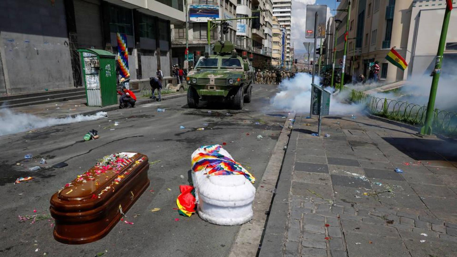Bolivia suma a su crisis la triste imagen de ataúdes entre gas lacrimógeno