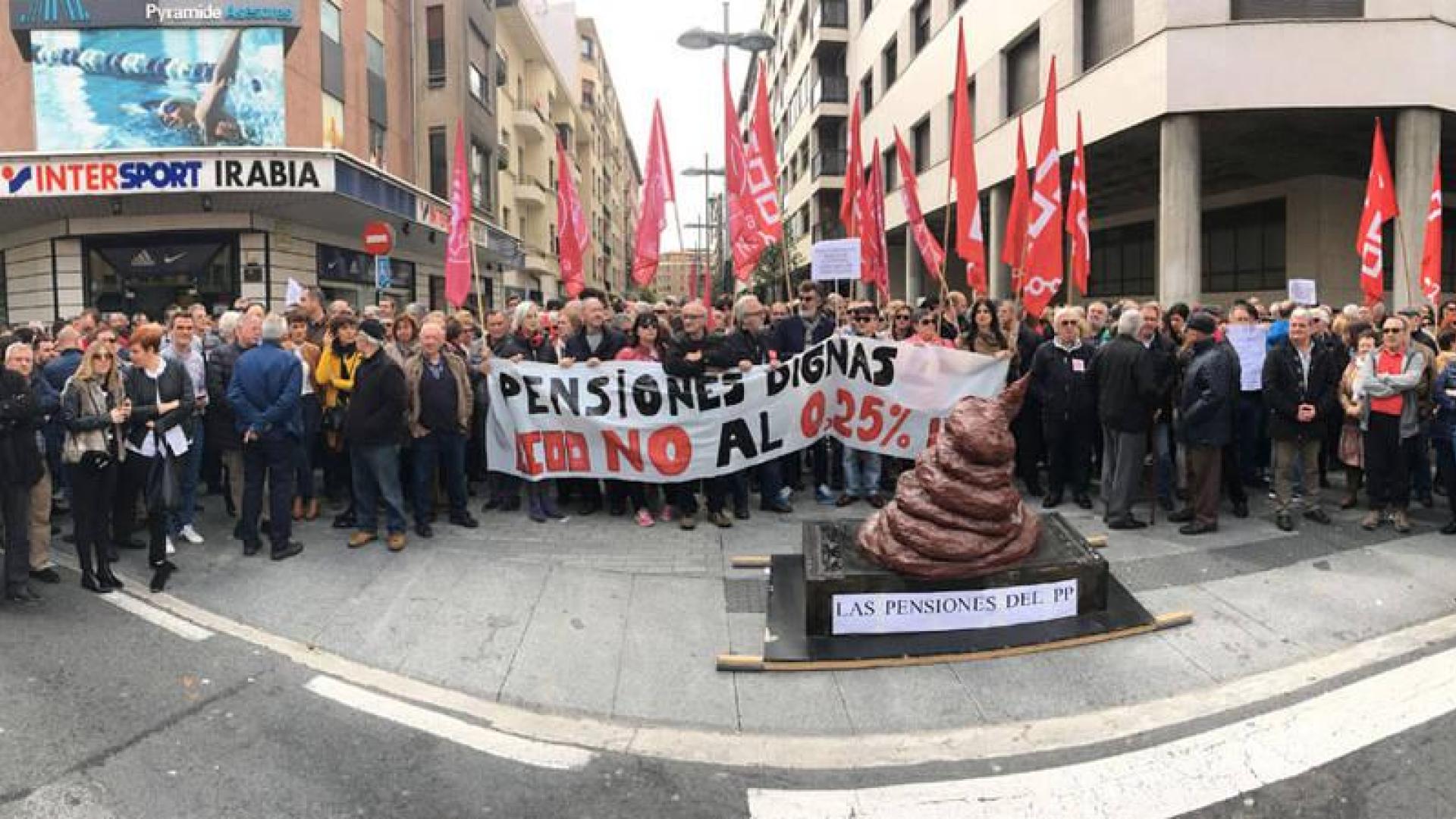 UGT y CC OO de Navarra acusan al Gobierno de ser "cruel" con los pensionistas
