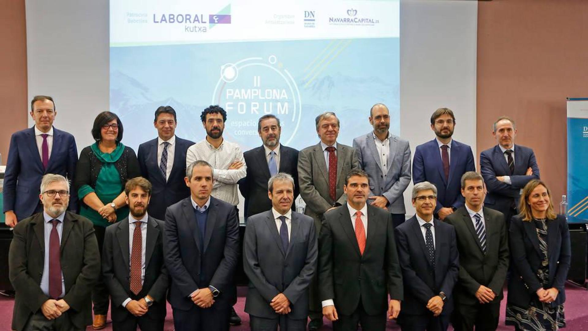 Arriba y de izda. a dcha.: Eduardo Elizalde (Laboral Kutxa), Pilar Irigoien (Sodena), Emilio Mendívil (Solartia), Javier Zardoya (Ayto de Pamplona), Carlos Beracierto (KREAN), José Donoso (Unión Española Fotovoltaica),  Xabier Barón (SIG), José Javier Ripa (UL), José Manuel Erro (director general de Diario de Navarra). Abajo y de izda. a dcha.: Tito Navarro (Navarra Capital), Diego Oliver (Enhol), Kepa Mendikute (Solaris Bus Ibérica), Javier Coloma (Ingeteam), Antonio González (REE), Mikel Sojo (Acciona Energía), Pello Bayona (Laboral Kutxa) y Alicia Nicolás (directora comerc ial de Diario de Navarra).