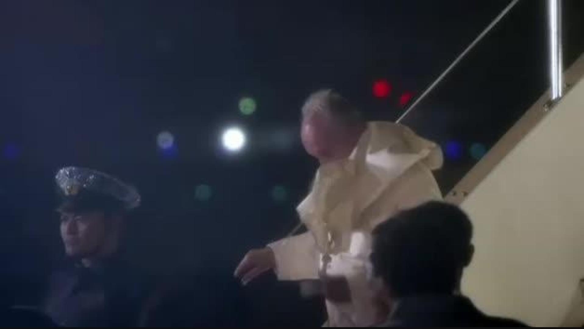 El papa aterriza en Tokio en mitad de un temporal de viento y lluvia