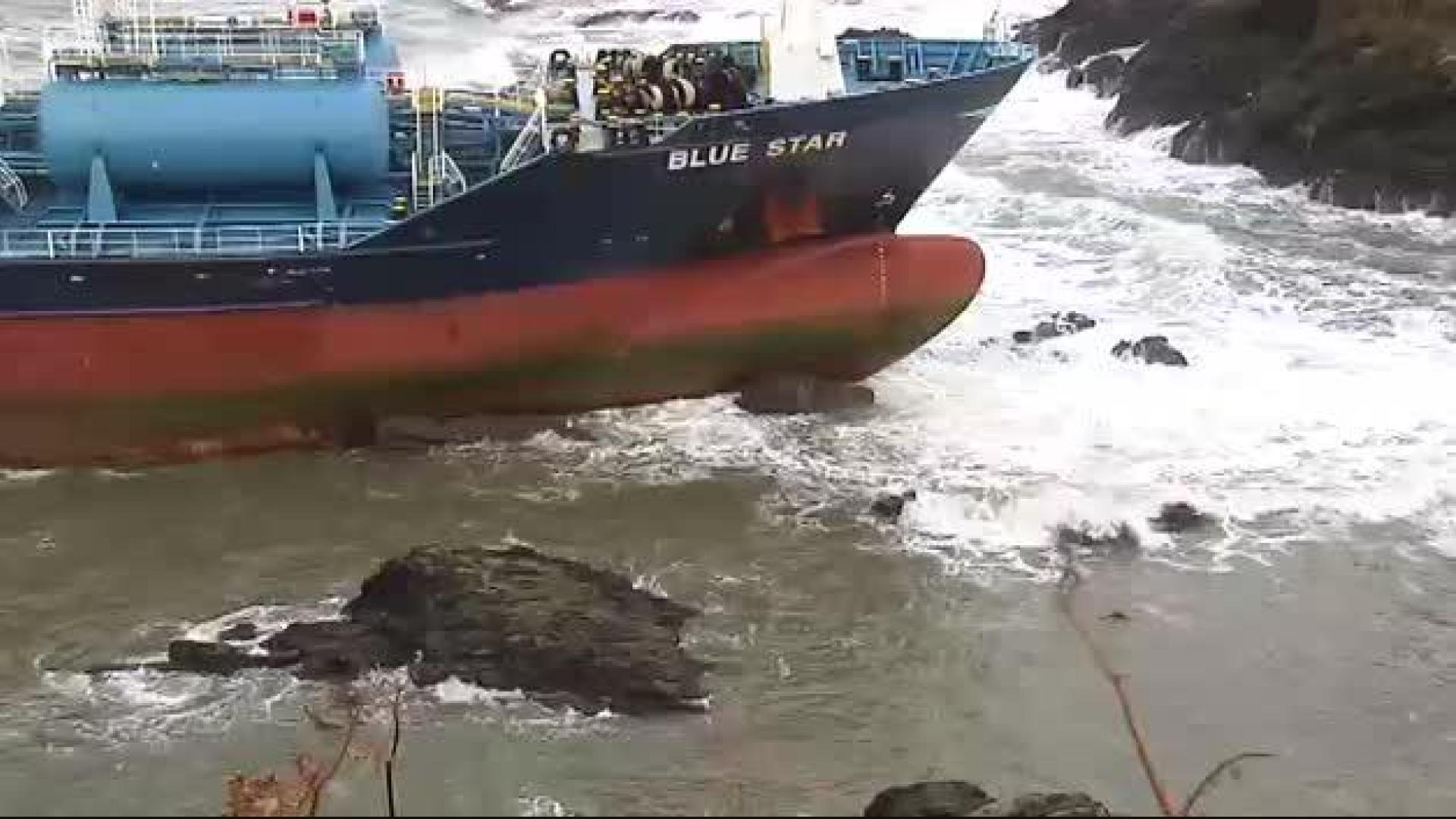 Un buque quimiquero de 129 metros de eslora encalla en la costa coruñesa de Ares