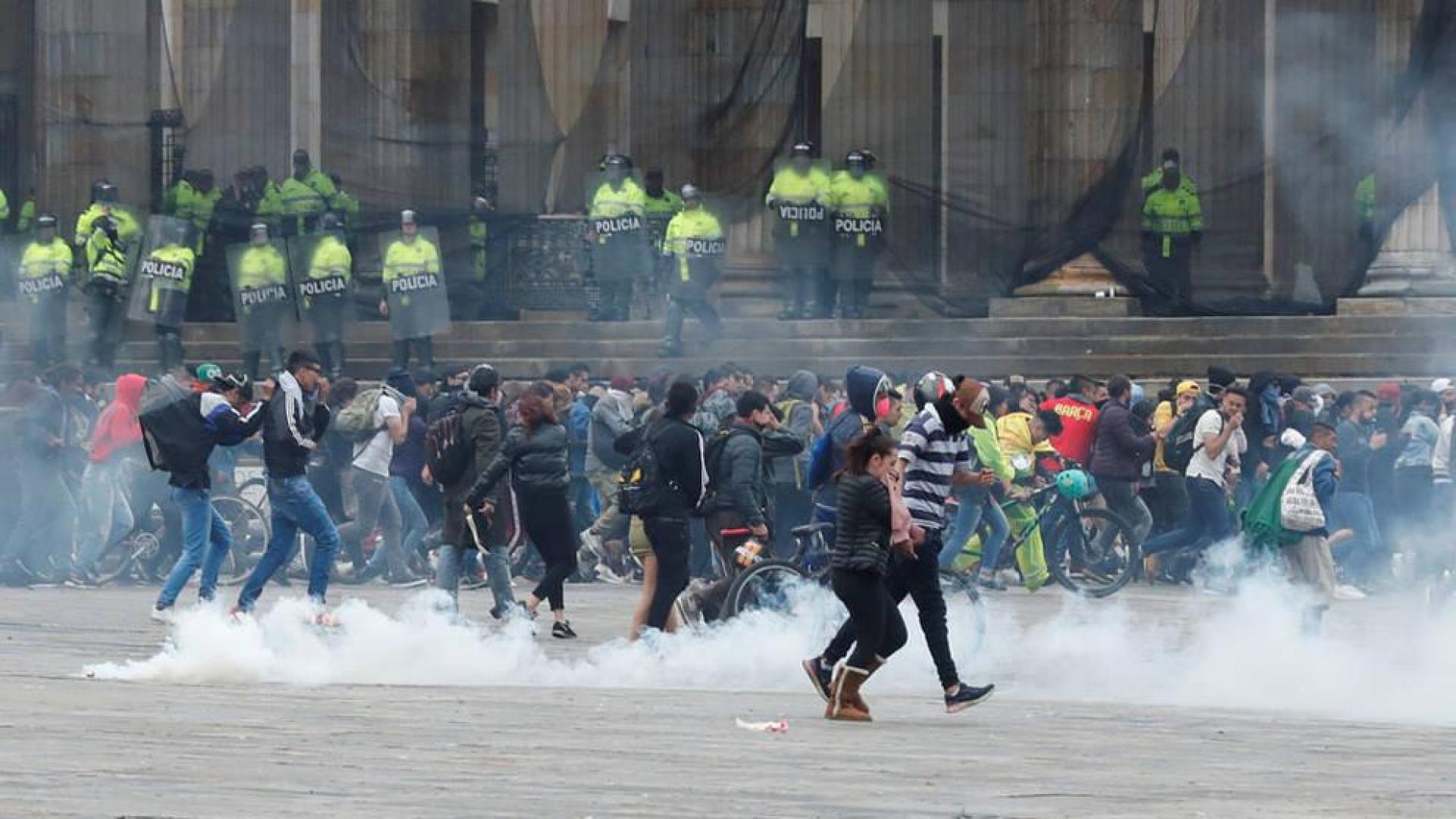 Bogotá vive una jornada de caos que termina con toque de queda y cacerolazos
