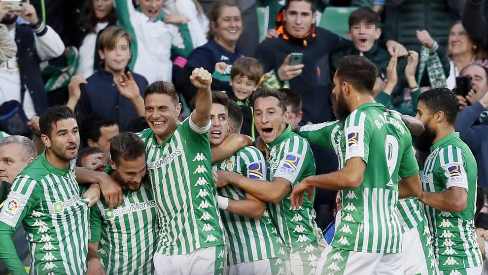 Los jugadores del Betis celebran el gol de la victoria ante el Valencia