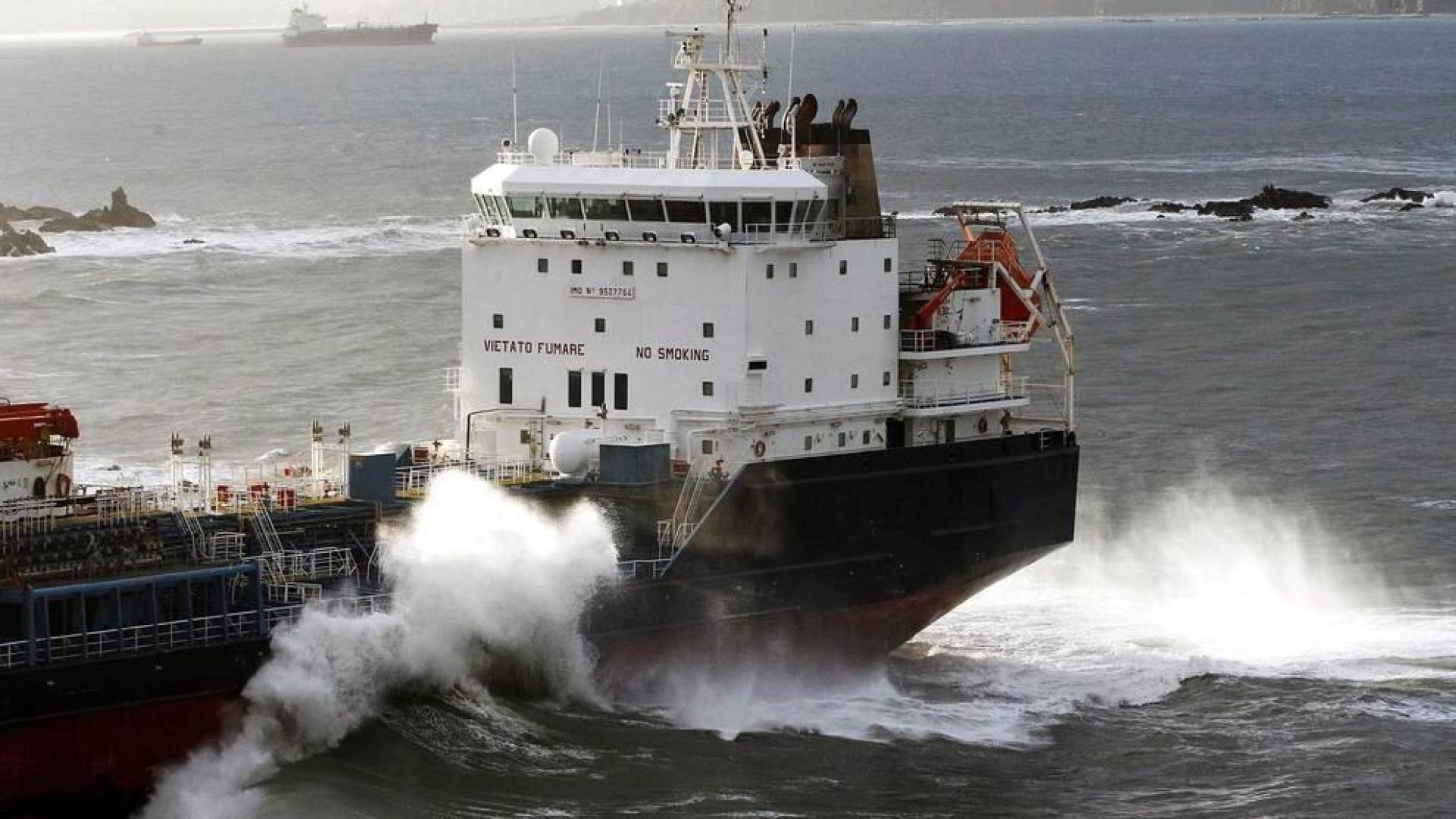 El mercante, de unos 128 metros de eslora, fue empujado por el fuerte viento reinante en la zona