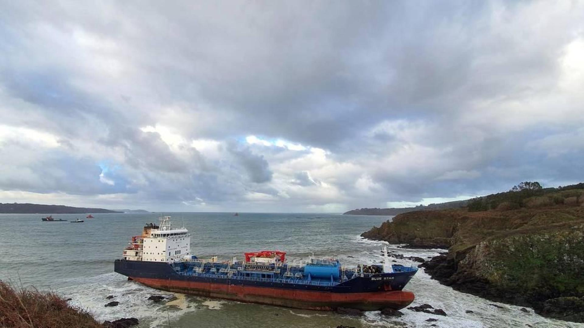 El mercante, de unos 128 metros de eslora, fue empujado por el fuerte viento reinante en la zona
