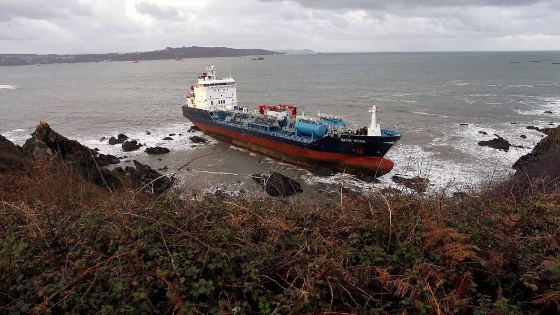 El mercante, de unos 128 metros de eslora, fue empujado por el fuerte viento reinante en la zona