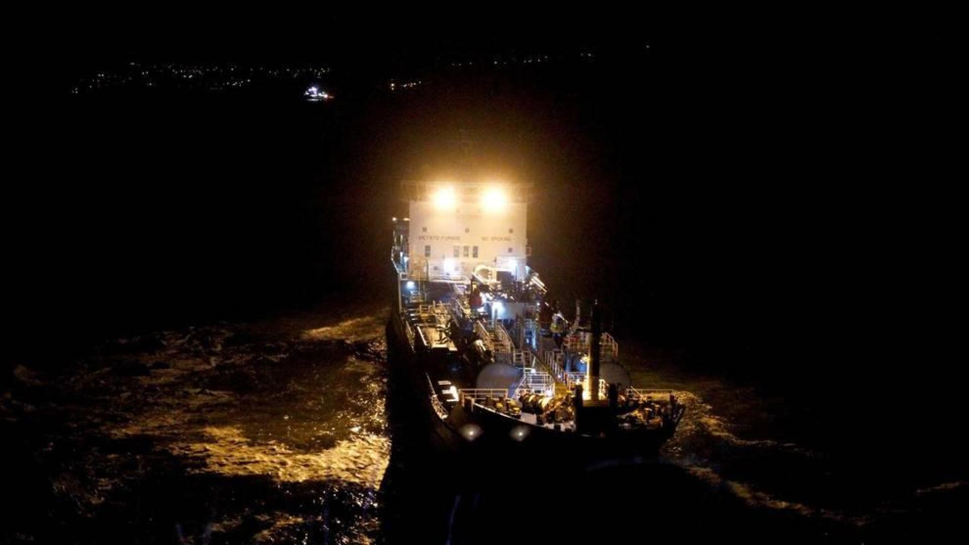 El segundo intento de remolque del quimiquero 'Blue Star' concluye sin éxito