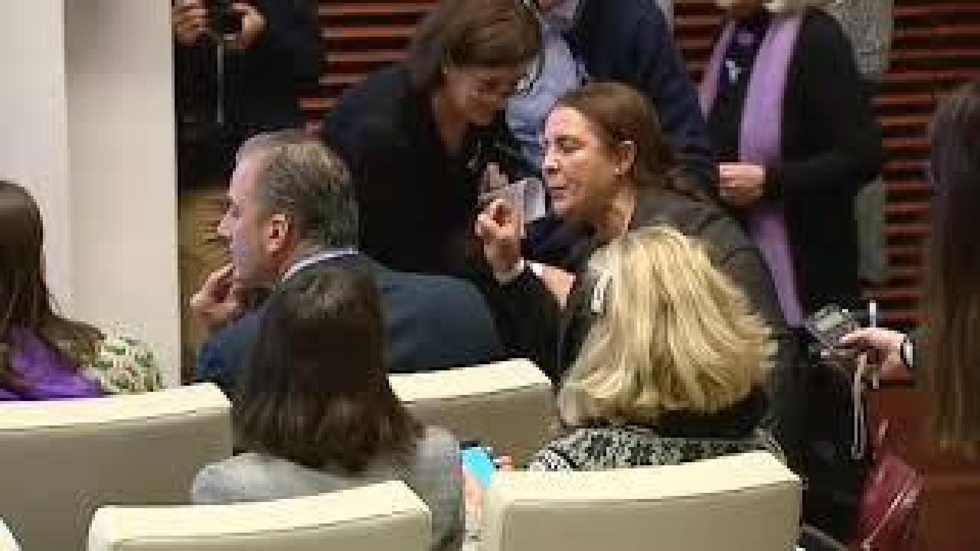 Ortega Smith increpado por una mujer a la que un disparo de su cuñado dejó en silla de ruedas