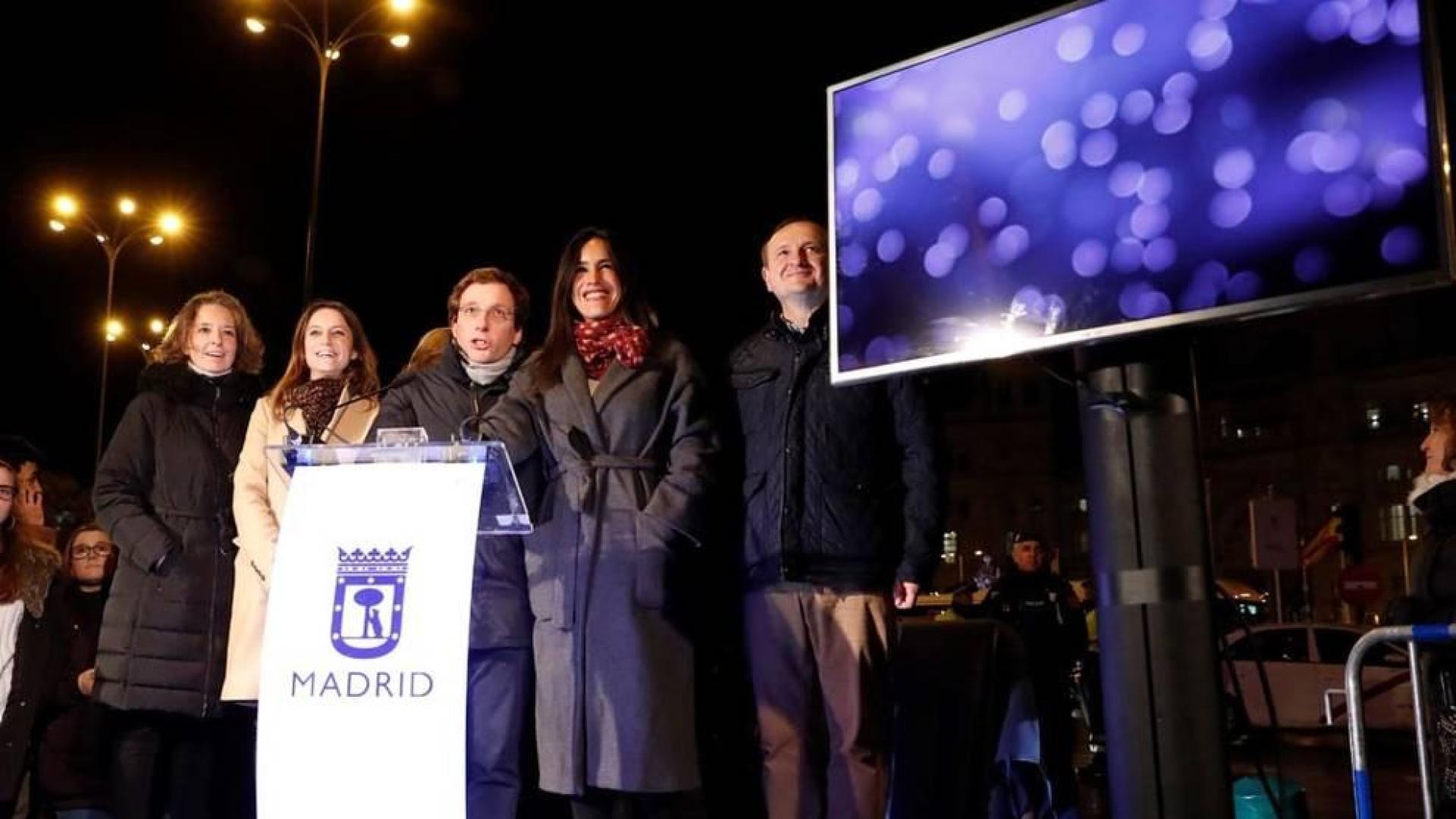 El alcalde de Madrid se hace un lío al encender las luces de Navidad
