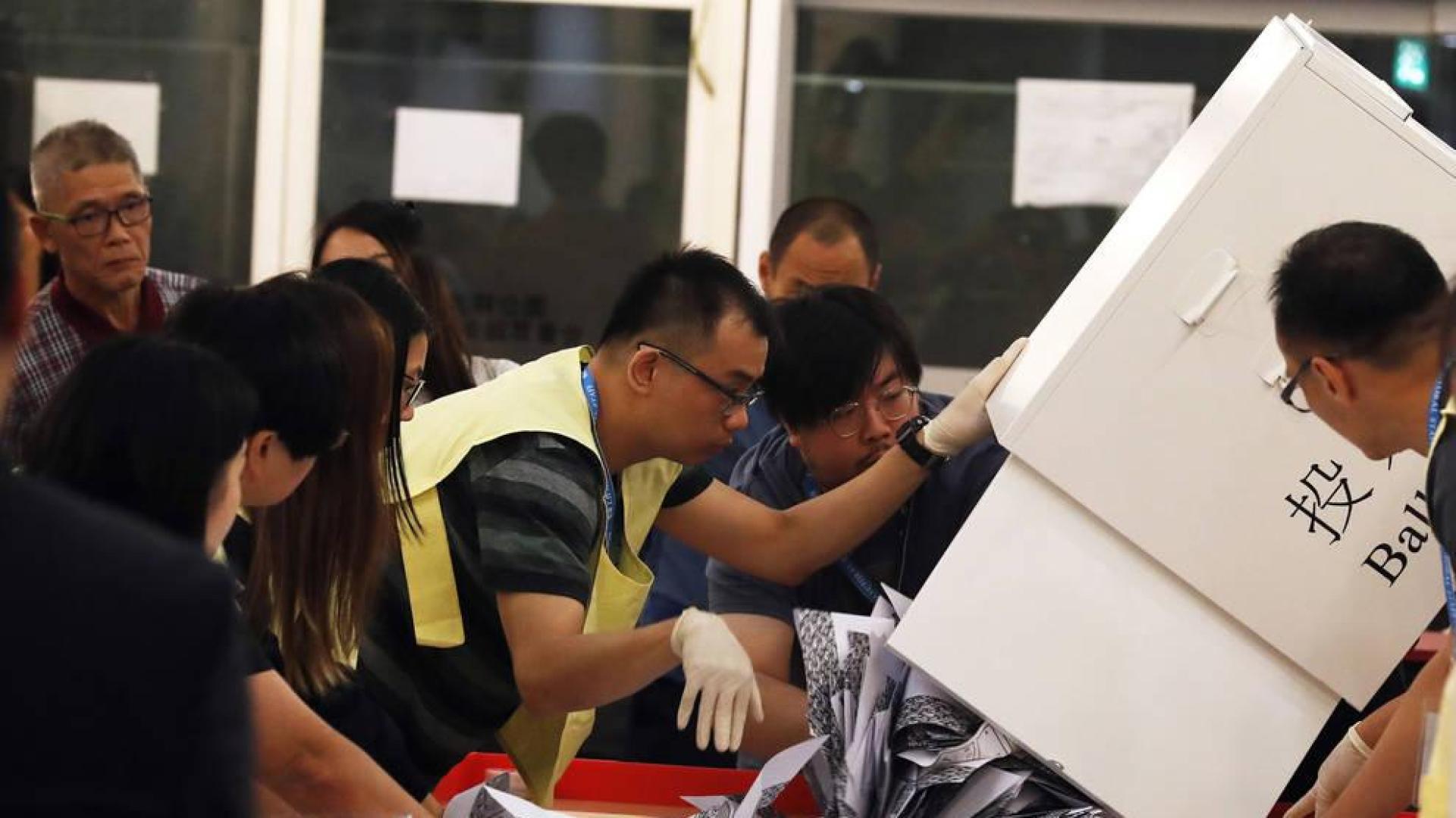 El bloque prodemócrata arrasa en las elecciones de Hong Kong tras finalizar el escrutinio