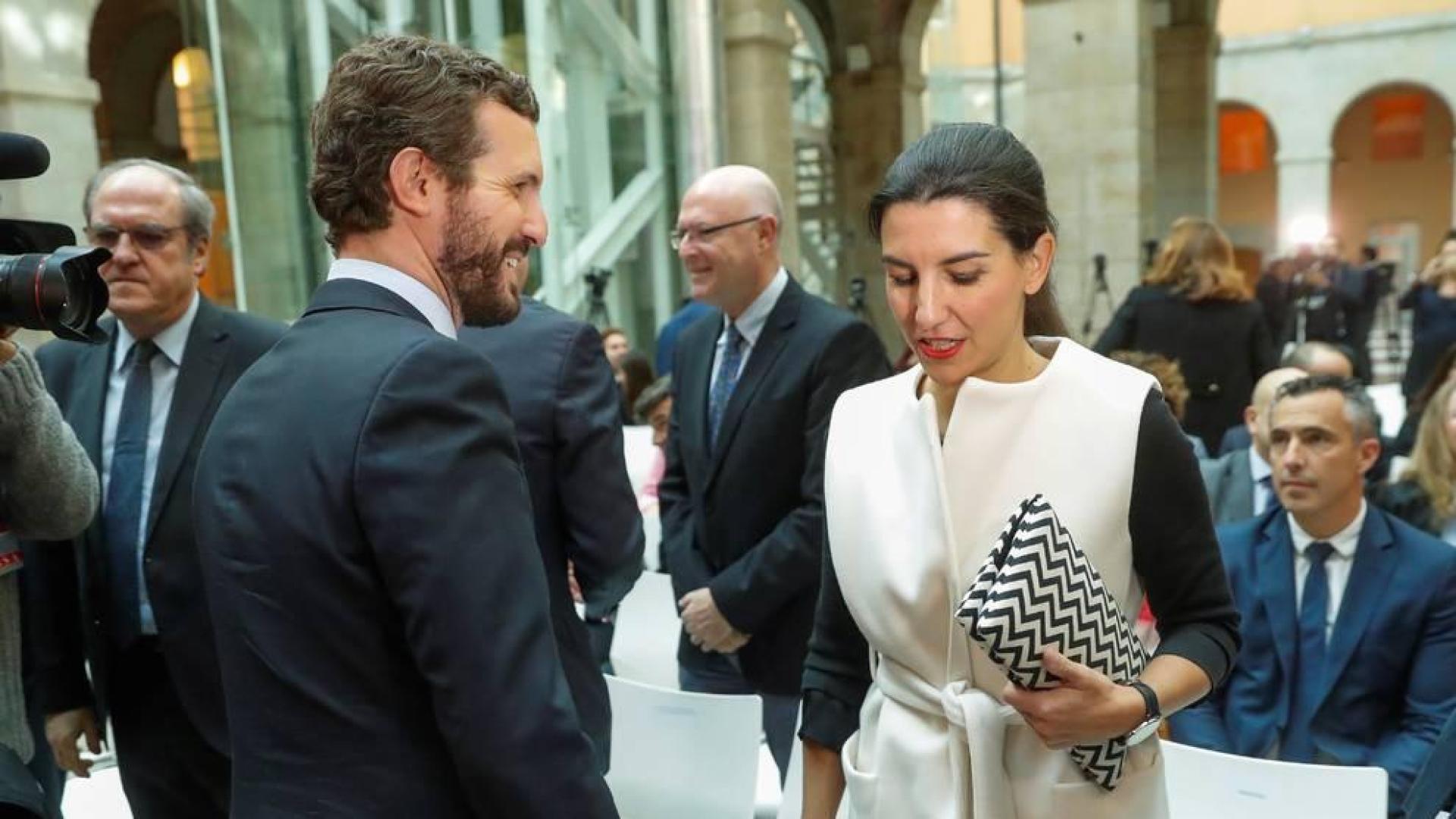 Pablo Casado, junto a Rocío Monasterio (VOX).