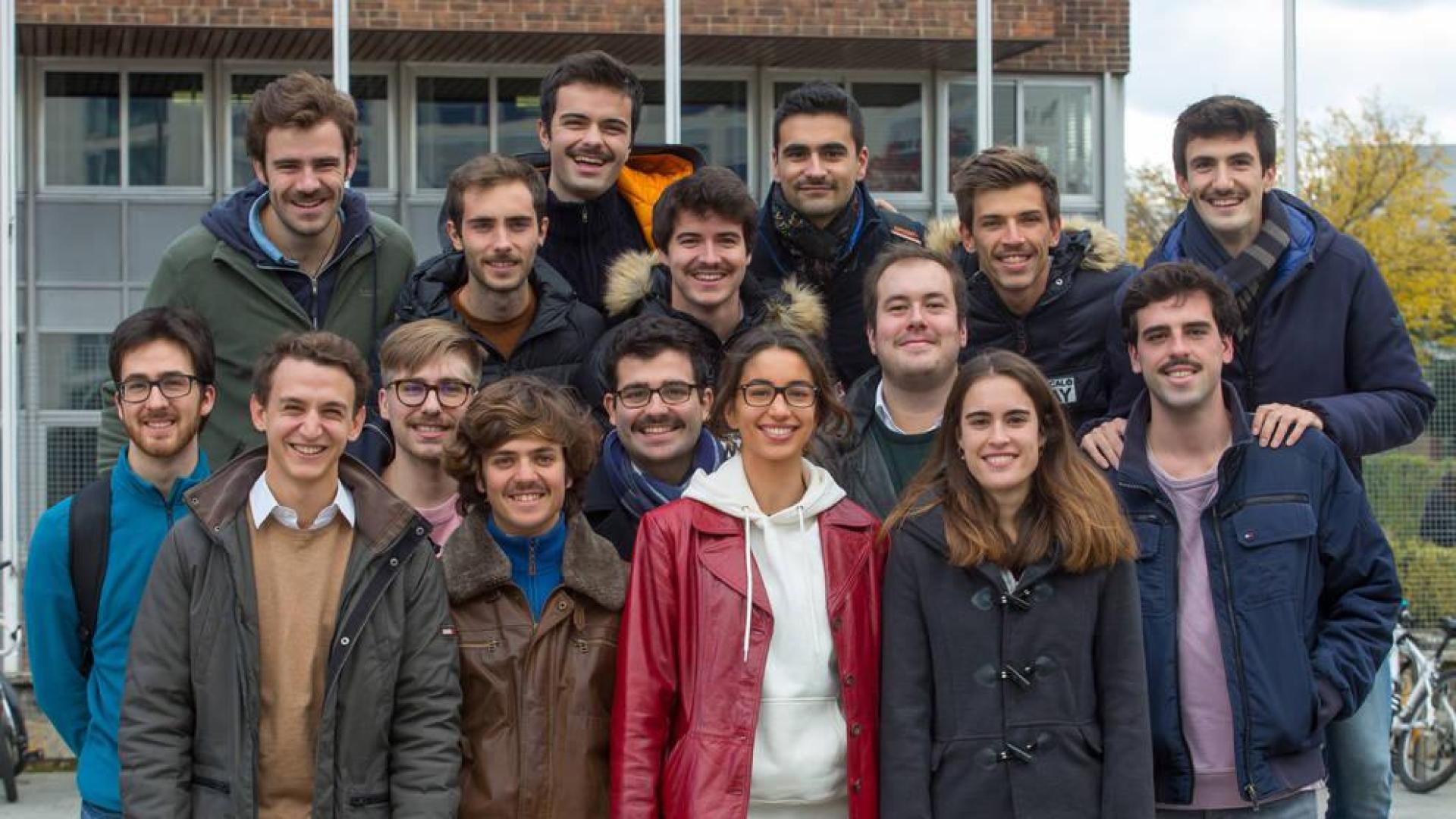 Grupo de alumnos de Medicina que se han unido al movimiento 'Movember'.