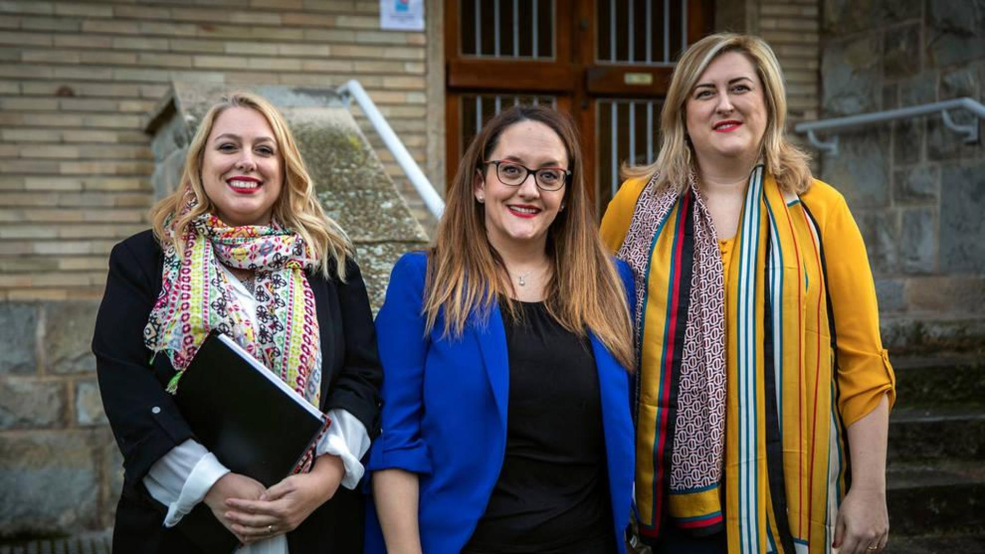 De izda a dcha: Olatz Ormaetxea (profesora de la UNED y psicoterapeuta de familia y pareja), Nahikari Sánchez (profesora de Criminología en la UNED y experta en violencia de género adolescente) y Andrea Balmaseda (psicóloga y criminóloga, directora de un centro de menores).