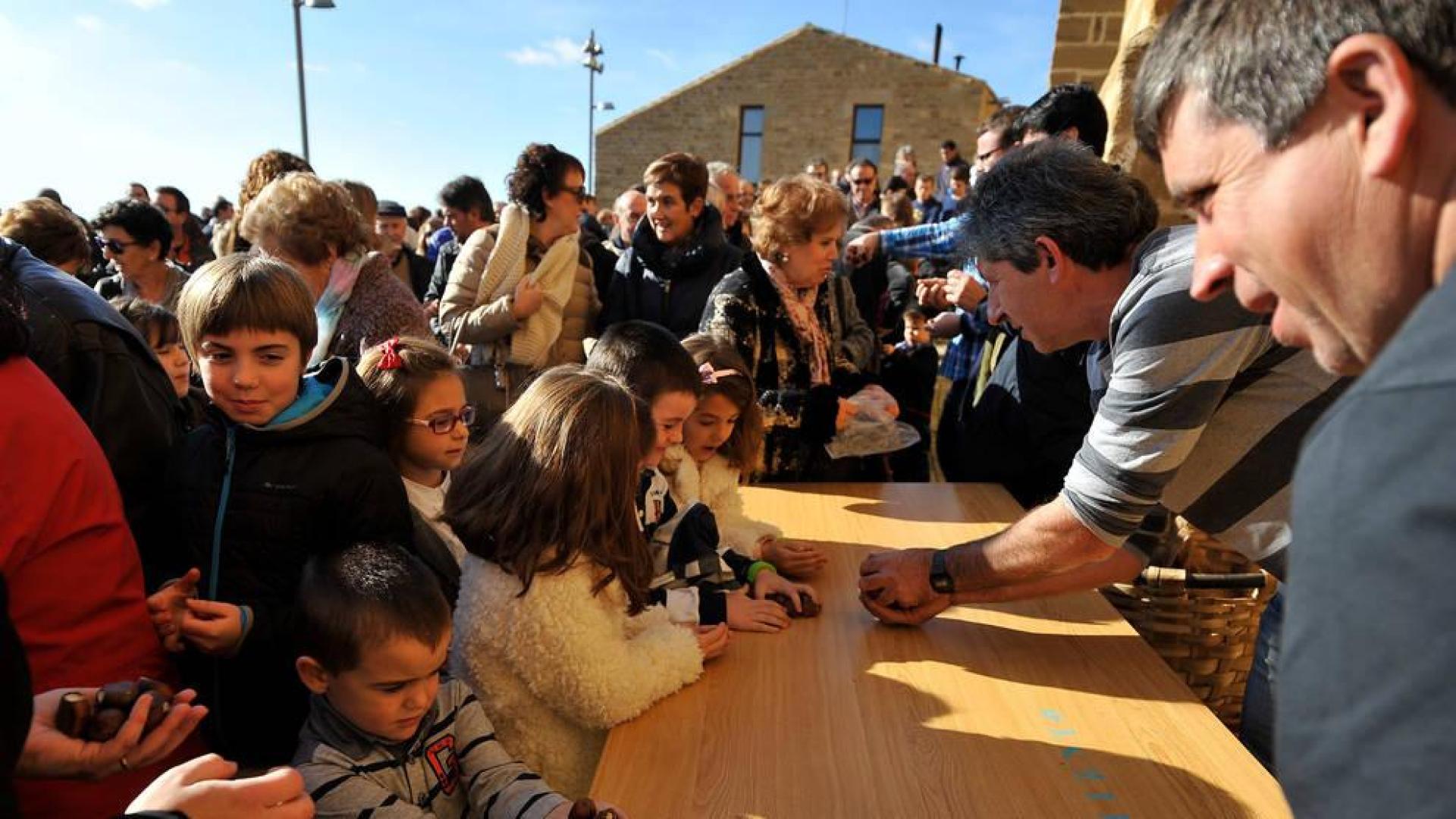 Reparto de castañas durante San Saturnino de 2018.