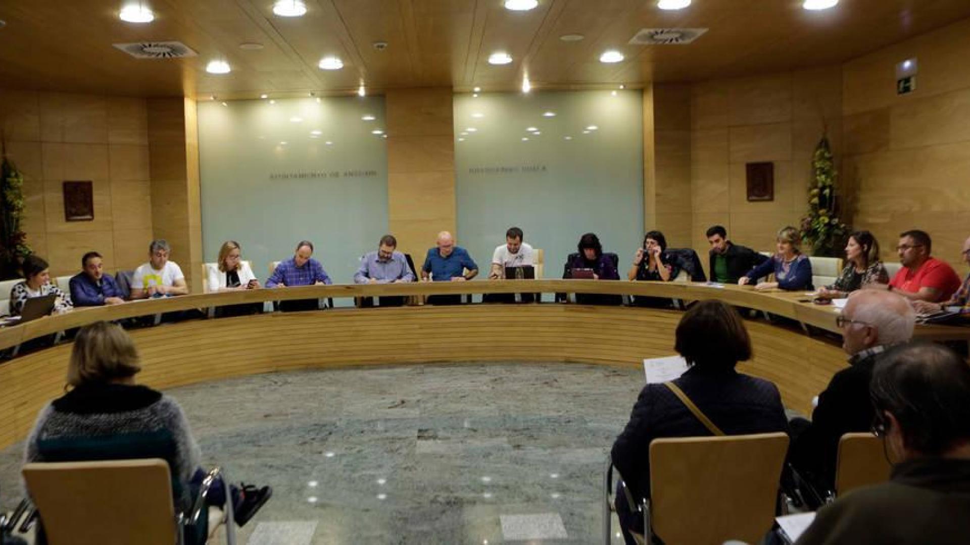 Vista de un pleno de Ansoáin. En el centro, el alcalde, Ander Oroz. A su derecha, separados por el secretario, Iván Cacho (PSN).