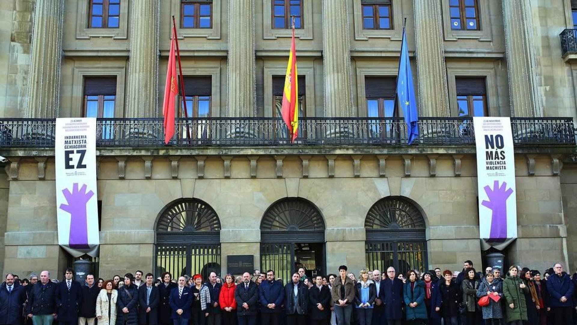 Galería de fotos de las concentraciones vividas este lunes, 25 de noviembre, en torno a la conmemoración del Día Internacional contra la violencia hacia las mujeres.