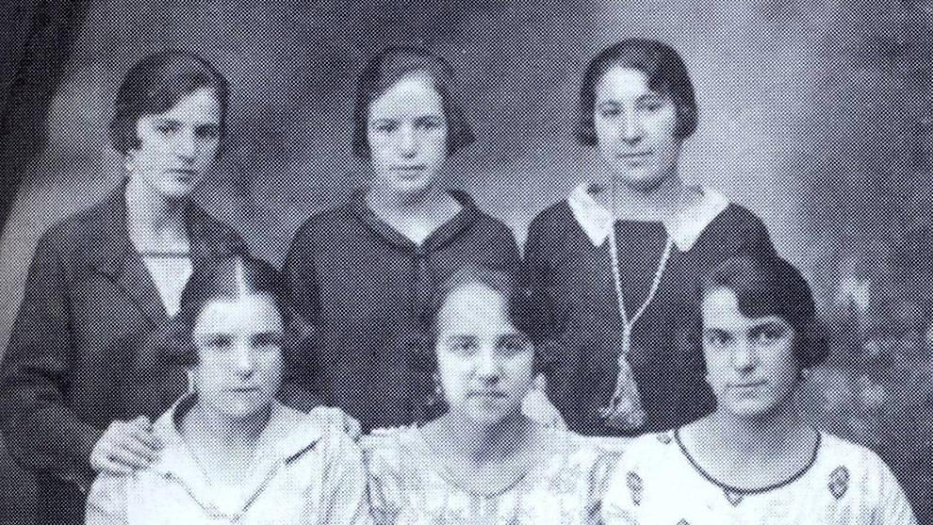 Un grupo de alpargateras roncalesas, conocidas como 'golondrinas'.