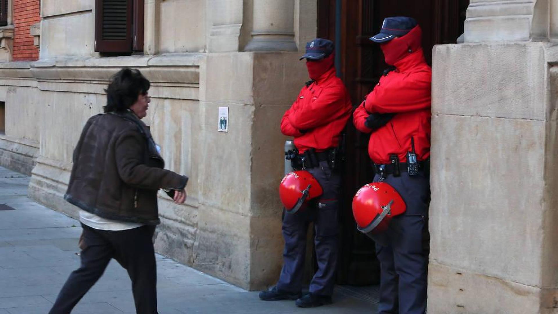 La Policía Foral del Parlamento de Navarra recupera el trabajo a tres turnos