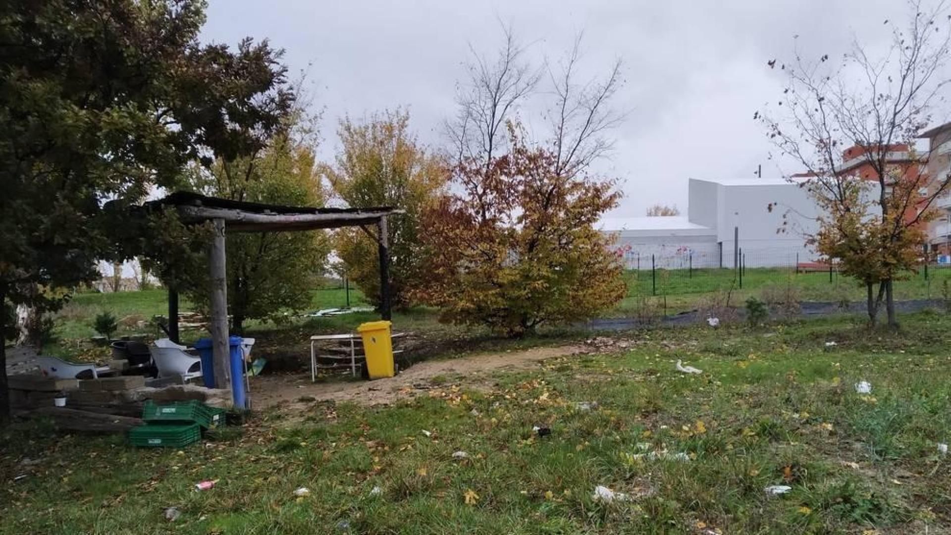 Dejadez y okupación del huerto urbano de Mendillorri
