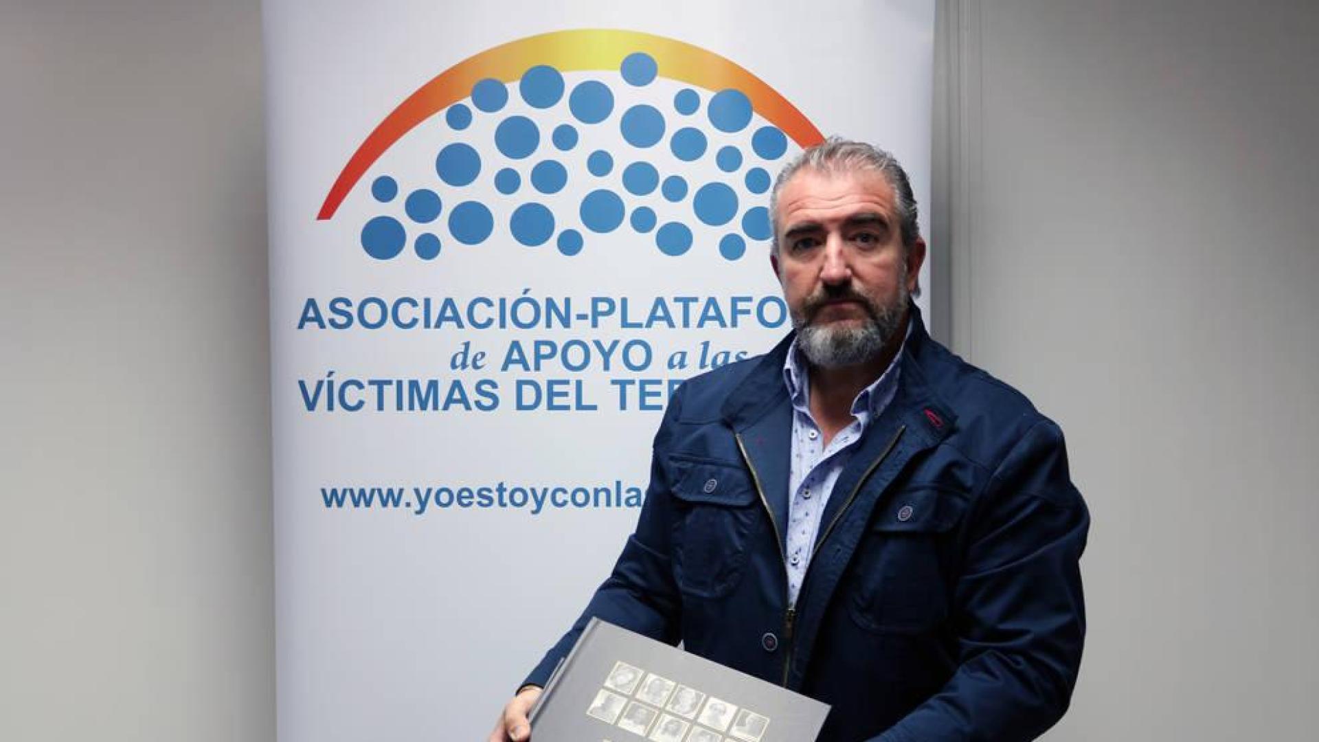 Cien bibliotecas públicas vascas y navarras reciben el cuarto volumen de testimonios de víctimas del terrorismo
