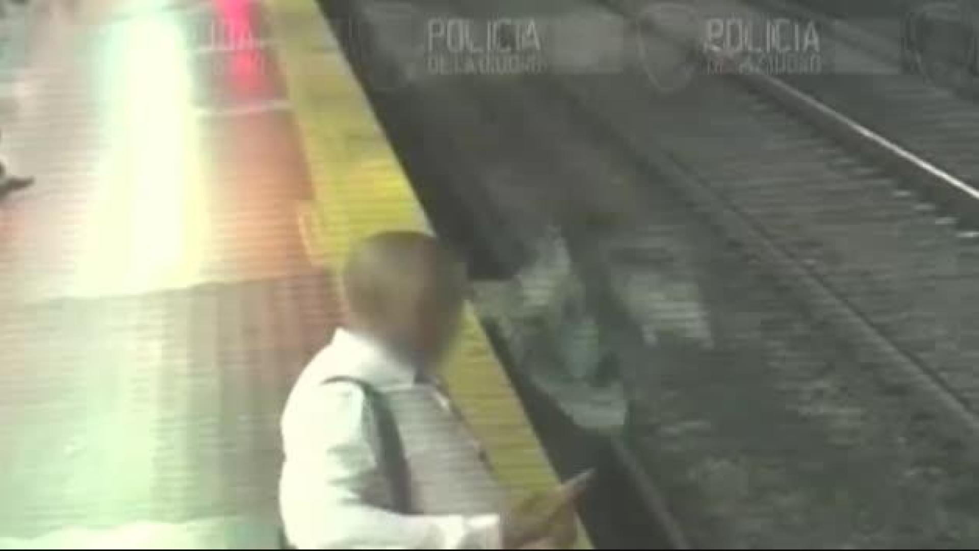 Cae a las vías del metro porque iba mirando el móvil
