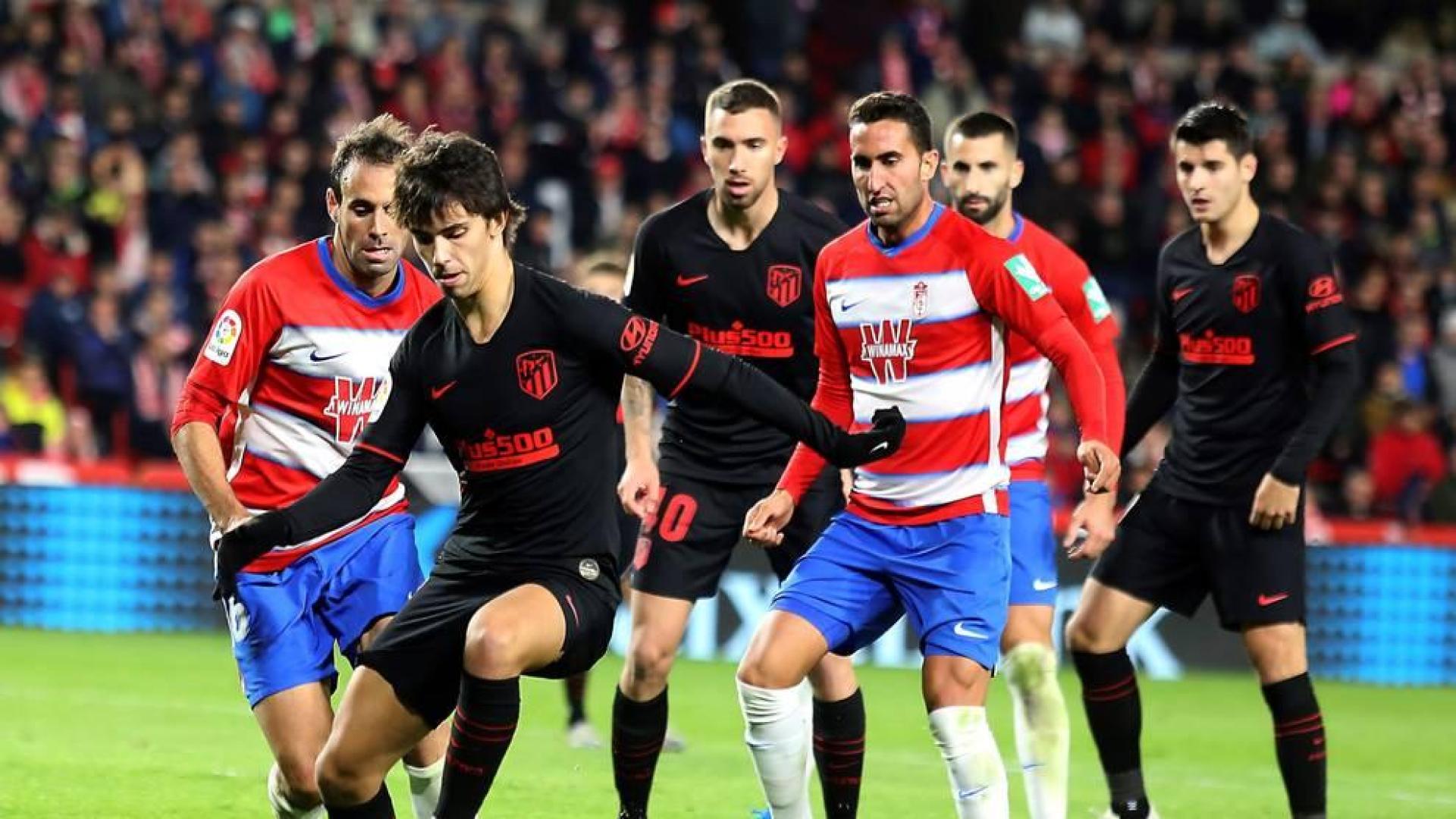 El delantero portugués del Atlético de Madrid, Joao Felix, rodeado de rivales del Granada