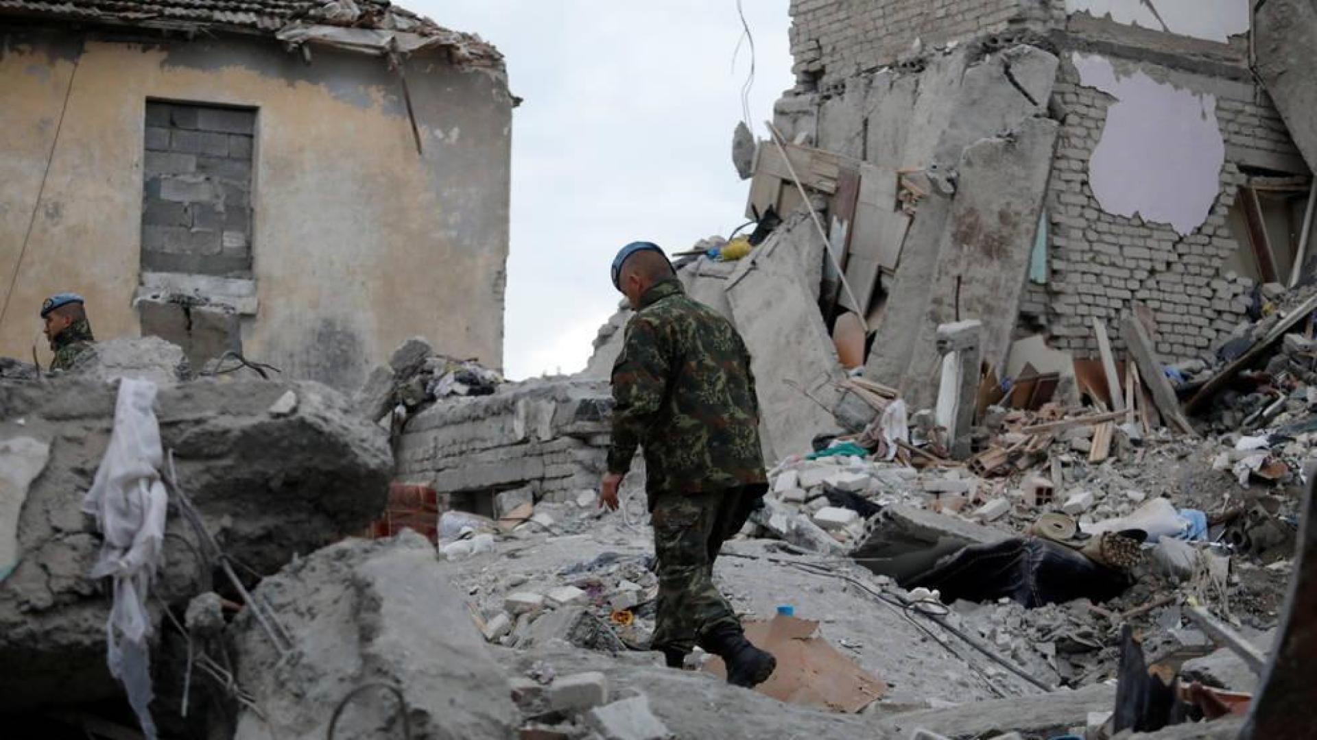Buscan entre escombros a víctimas del seísmo en Albania, con 30 muertos