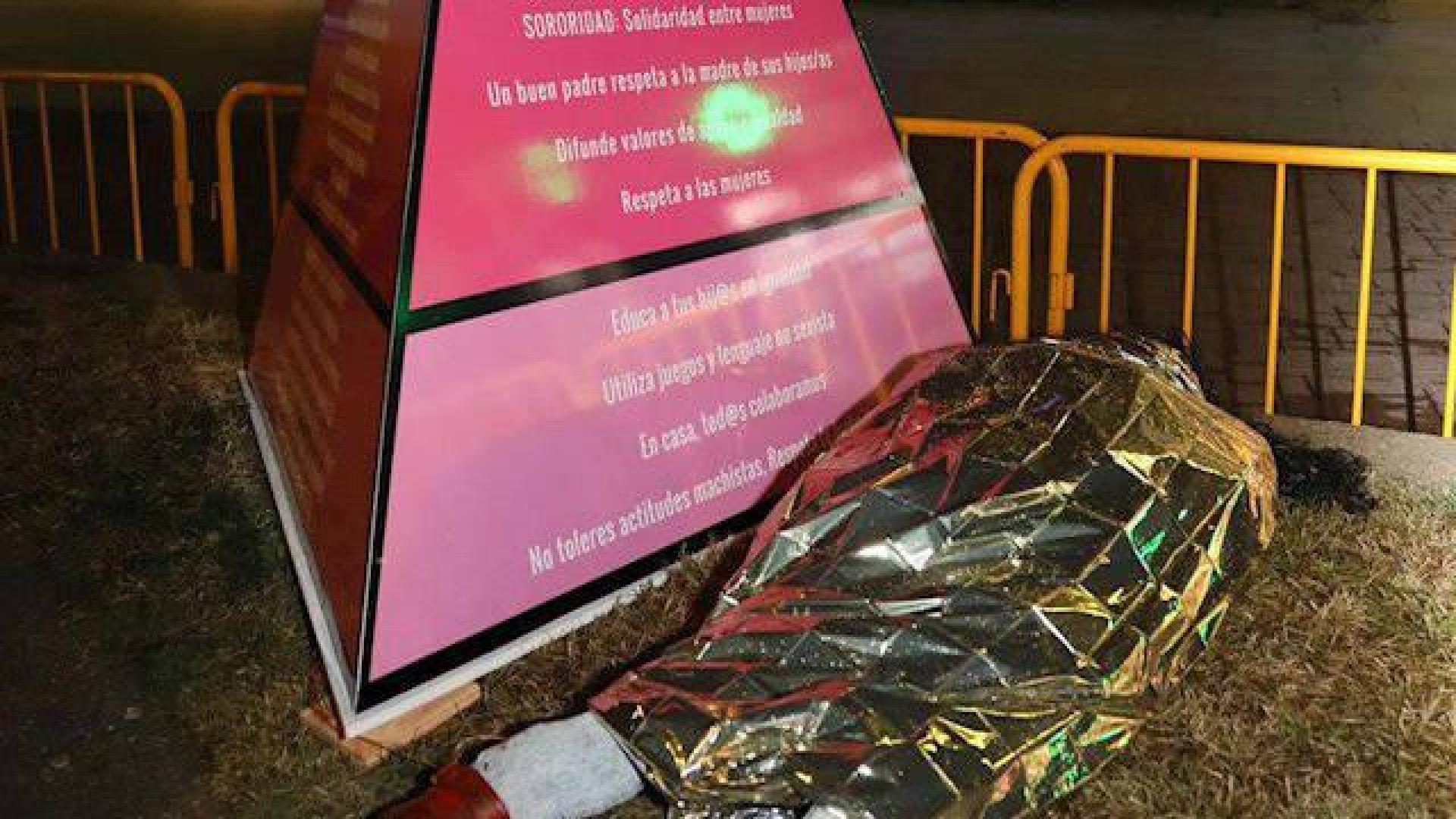 Insultos a la alcaldesa de Getafe por colocar un maniquí que simula una mujer asesinada