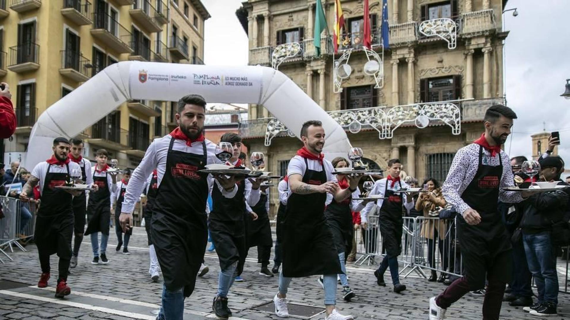 La pareja de camareros malagueños formada por Juanjo Montes y Ángel Gorrín se ha proclamado ganadora de la I Carrera de Bartenders y Camareros por el recorrido del encierro, celebrada en el marco del 66 Congreso Nacional de Bartenders y Cocktails que tiene lugar en Pamplona.