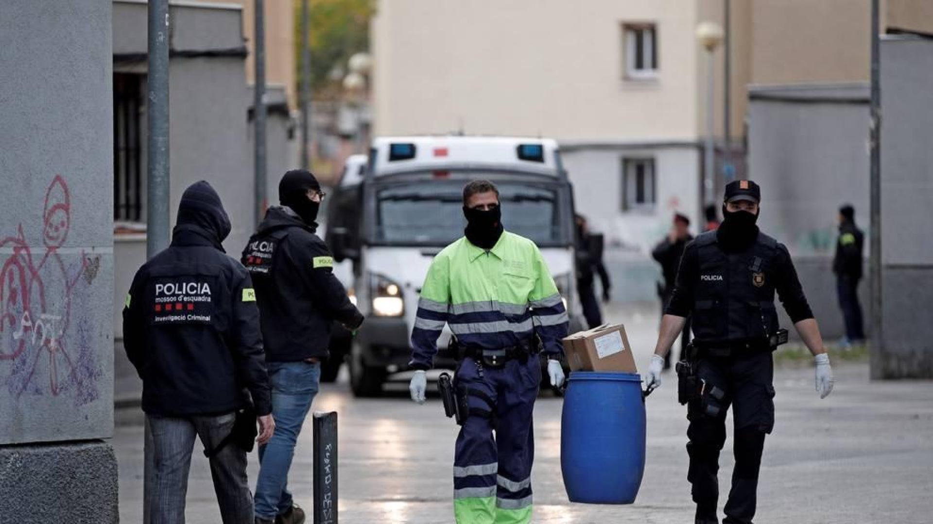 Agentes de los Mossos d'Esquadra, durante la operación en Badalona.