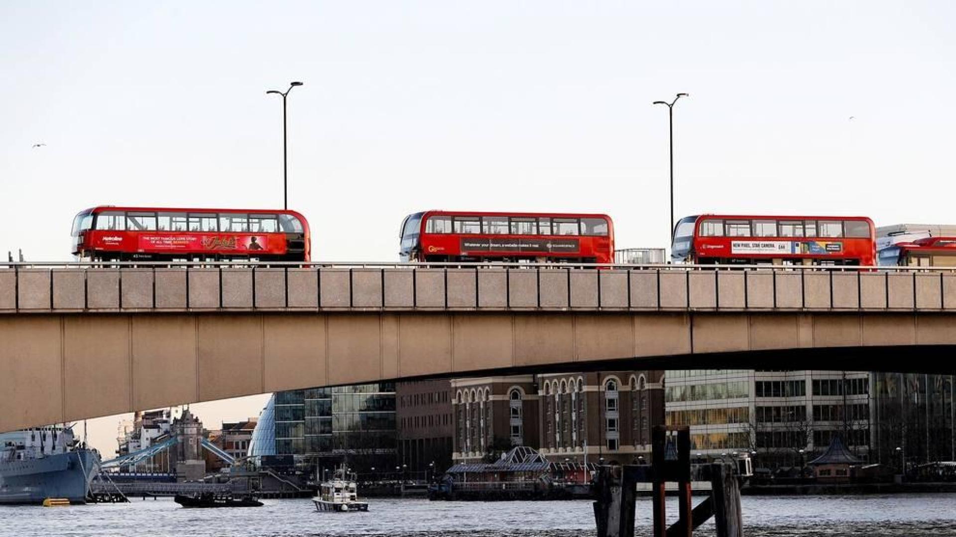 Una persona fue detendia por la Policía Metropolitana de Londres tras presuntamente haber atacado a varias personas con un herido en un incidente que la policía trata como un hecho " de índole terrorista".