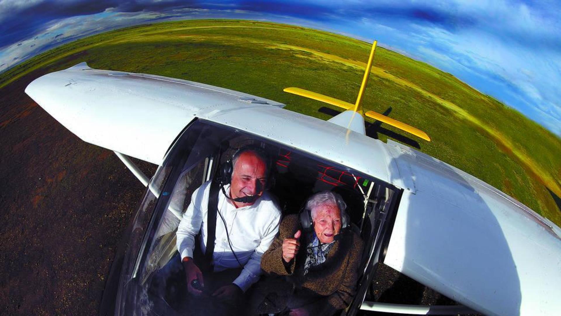 El instructor de 1903 Escuela de Vuelo, Rudi Ortiz Besga, y su copiloto,  Pilar Martínez Sesma, de 90 años, sobrevolaron principalmente la Bardena y Caparroso.
