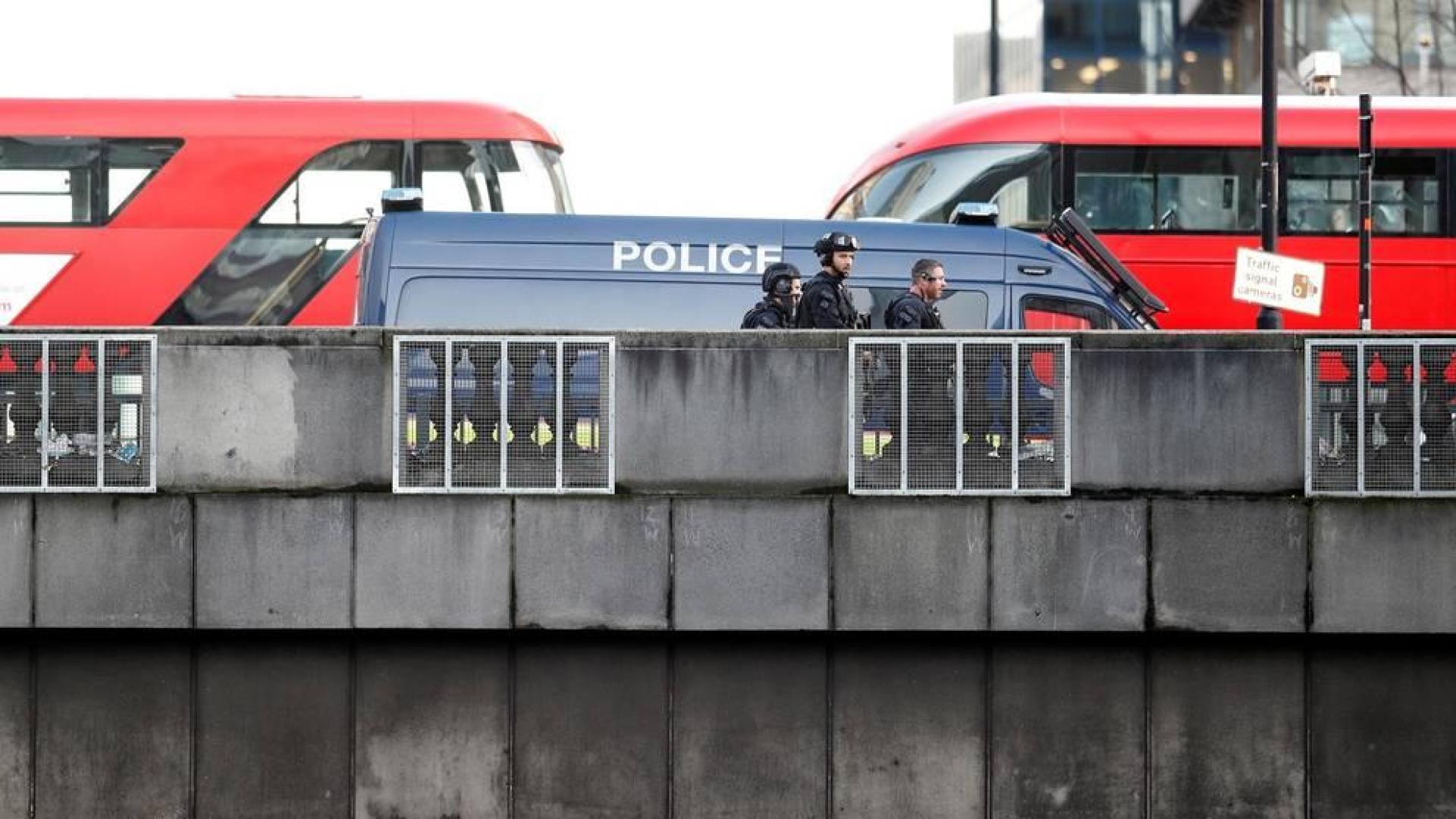 Una persona fue detendia por la Policía Metropolitana de Londres tras presuntamente haber atacado a varias personas con un herido en un incidente que la policía trata como un hecho " de índole terrorista".