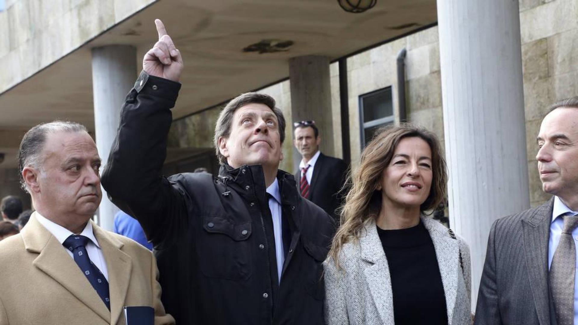 El padre de Diana Quer Juan Carlos Quer hace un gesto al cielo en referencia a su hija, junto a su equipo jurídico